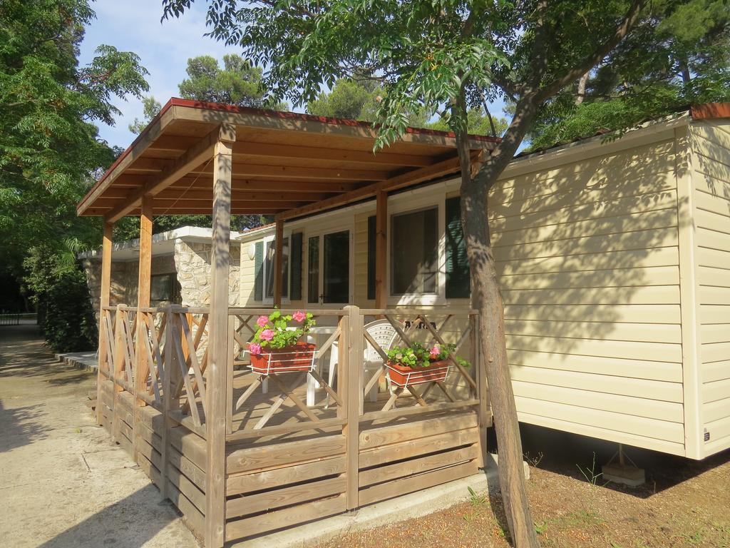 Camping Mia Bungalow & Mobile Home Биоград на Мору Стая снимка